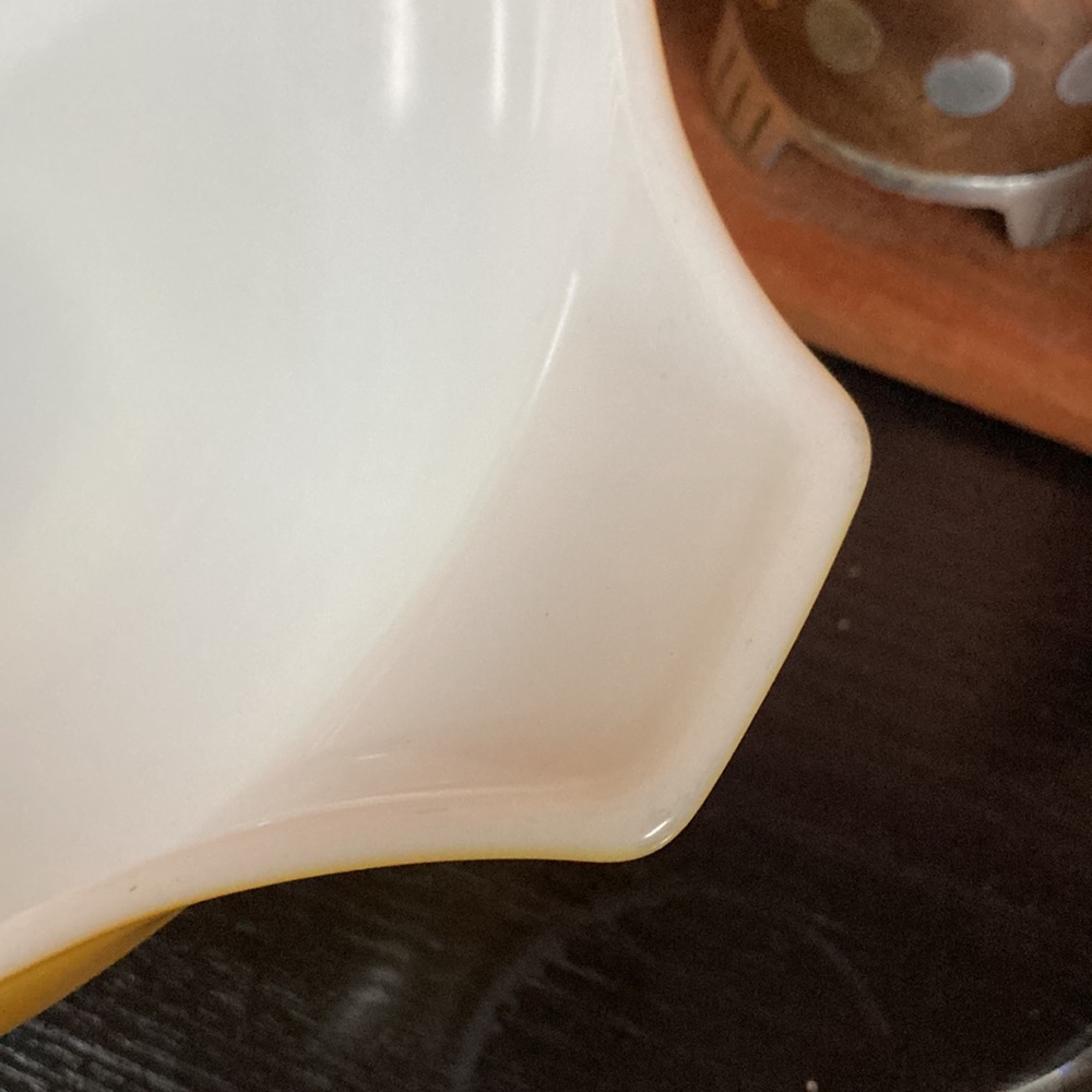 Vintage (c. 1972) “Butterfly Gold” Pyrex nesting bowl - Picture 6 of 9